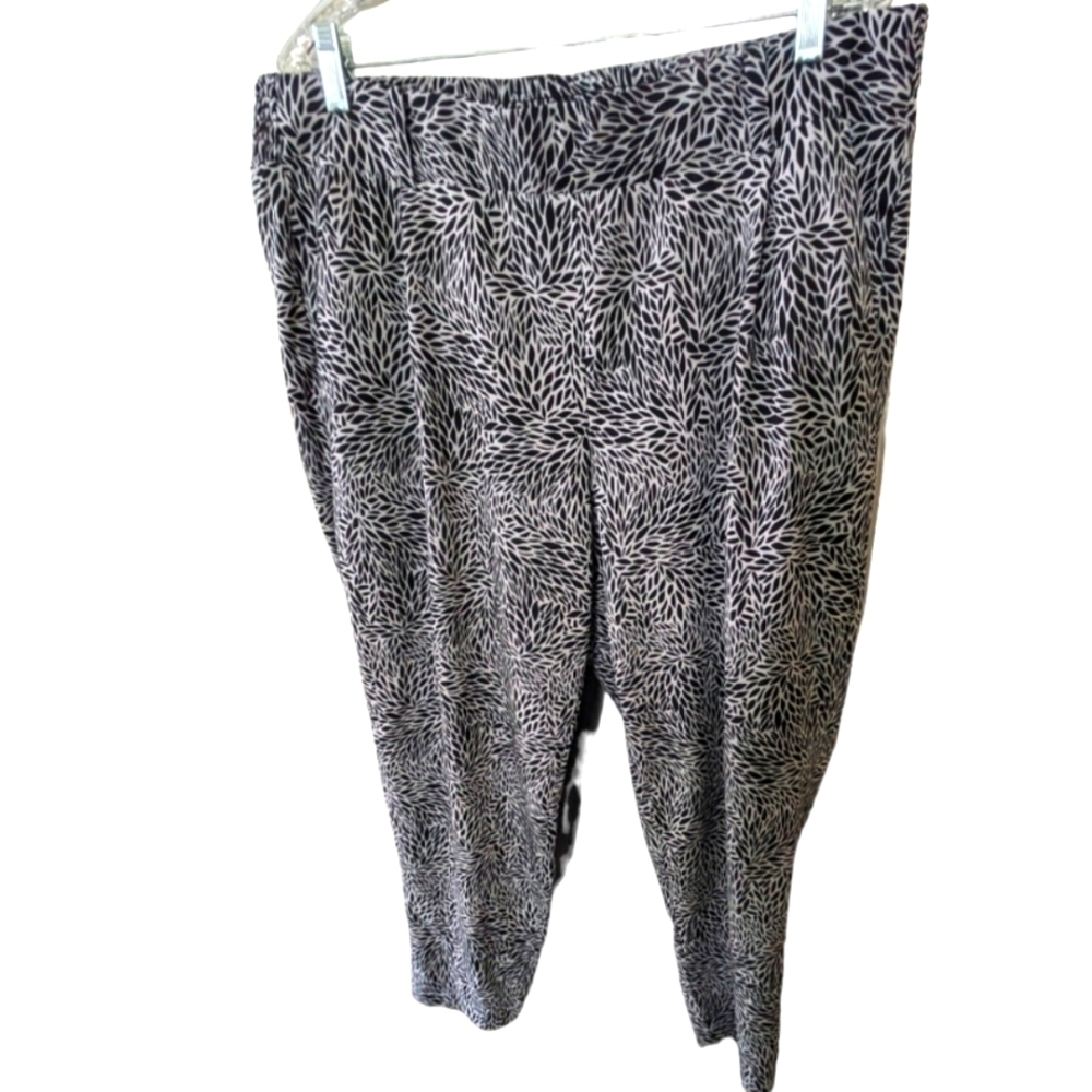 Torrid Black & White Geo Print stretch crepe ankle pants size 2 EUC - Picture 2 of 5